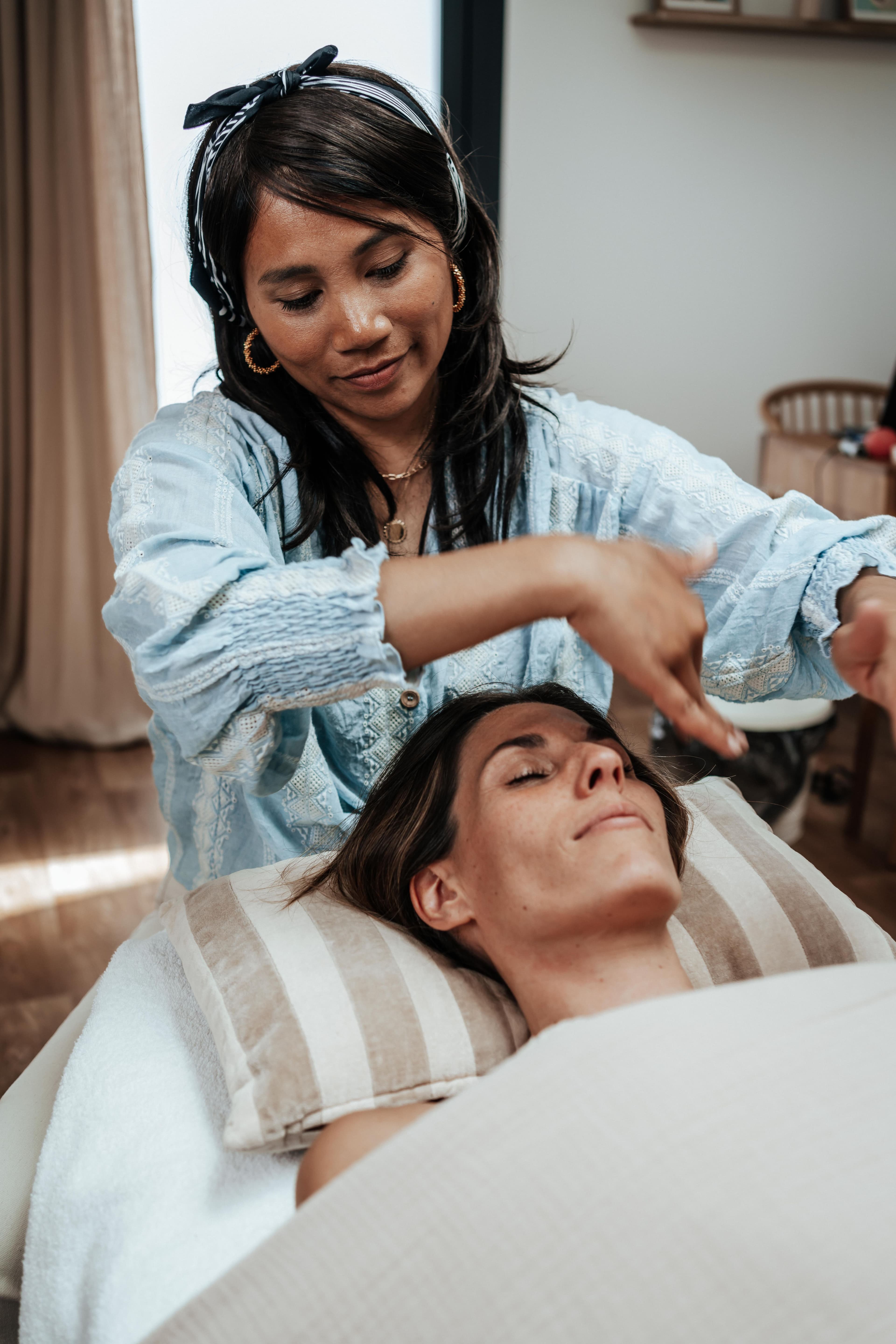 Femme se faisant masse le front